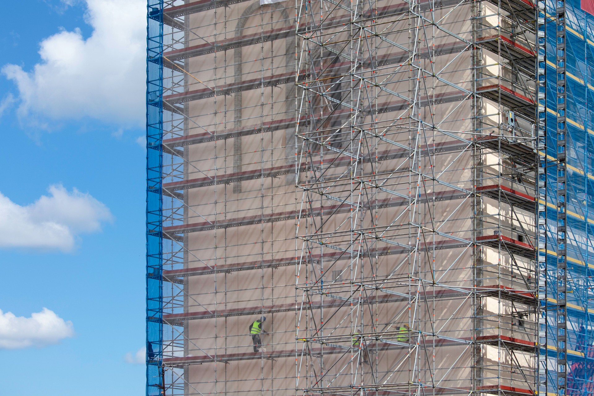 Facade renovation of a large building