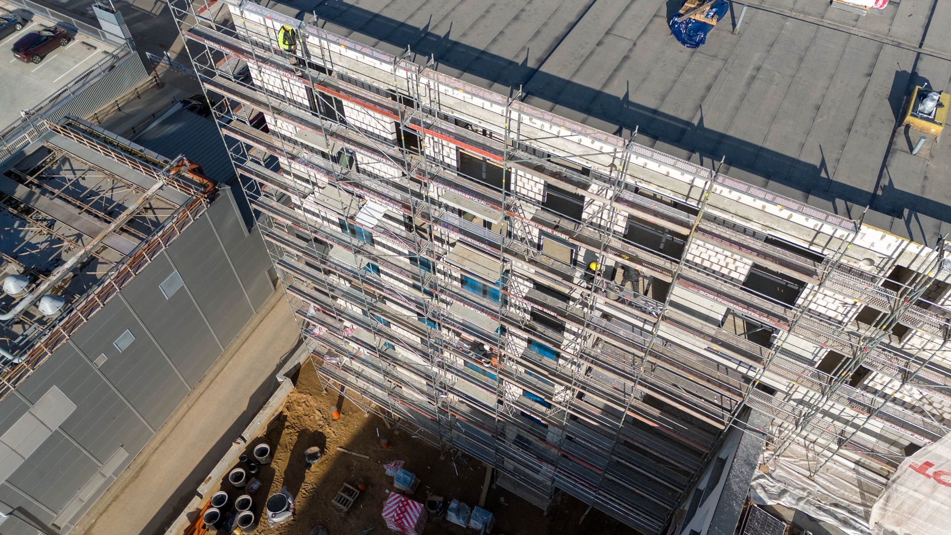 Vue aérienne d’un chantier de construction avec échafaudage façadier