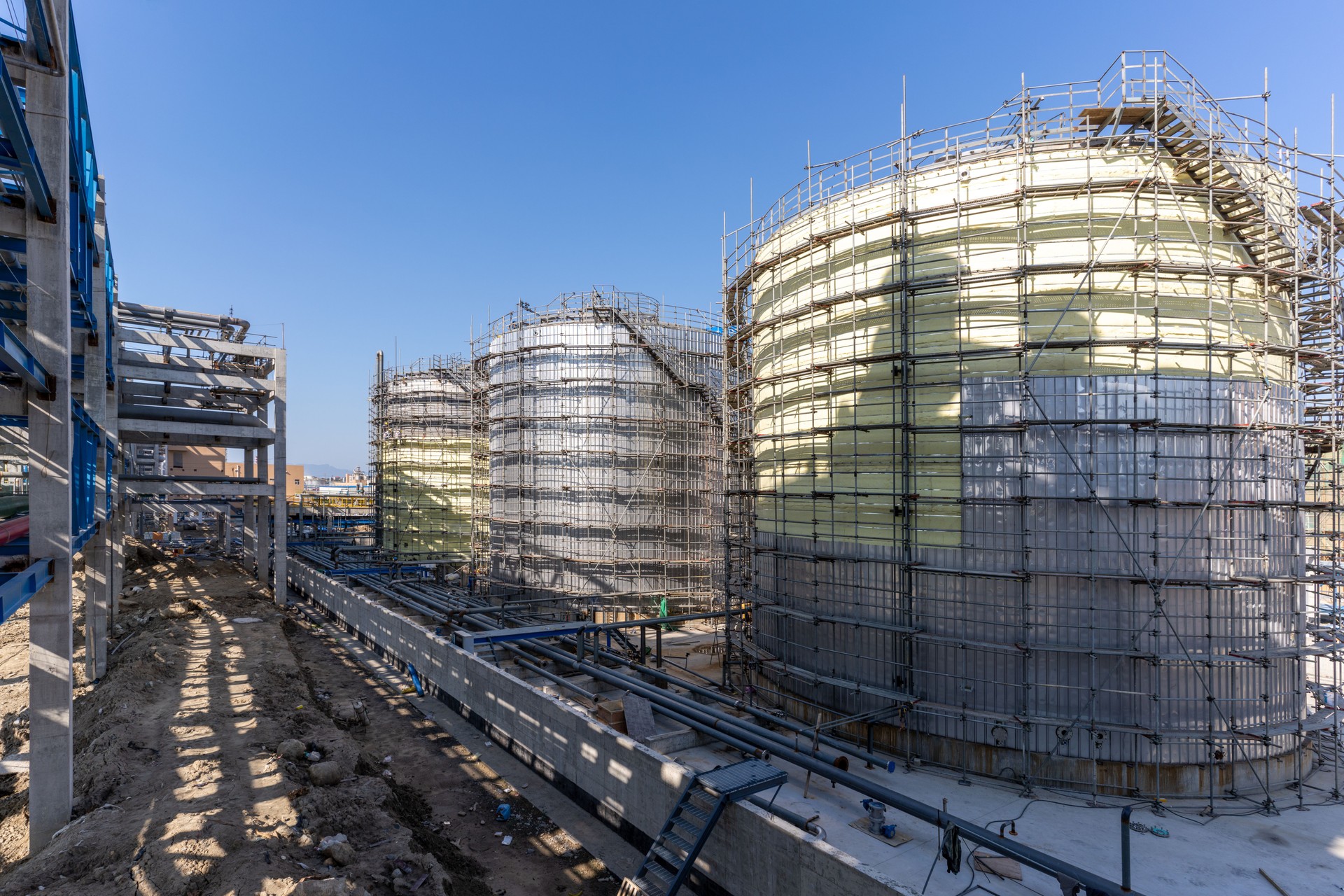 Pipeline et équipement d’une usine chimique en construction